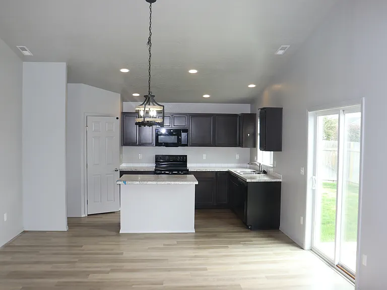 17546 Mountain Springs Ave — Photo 6