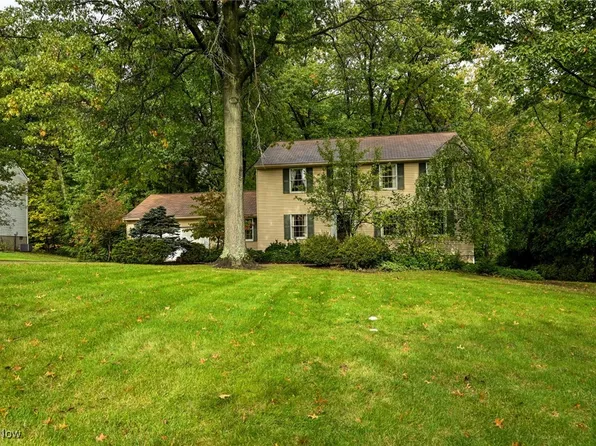 10236 Log Cabin Ct, Brecksville, OH 44141