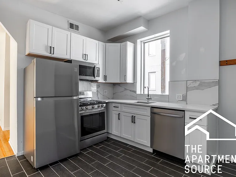 2732 W Chicago Ave #1R — Photo 2
