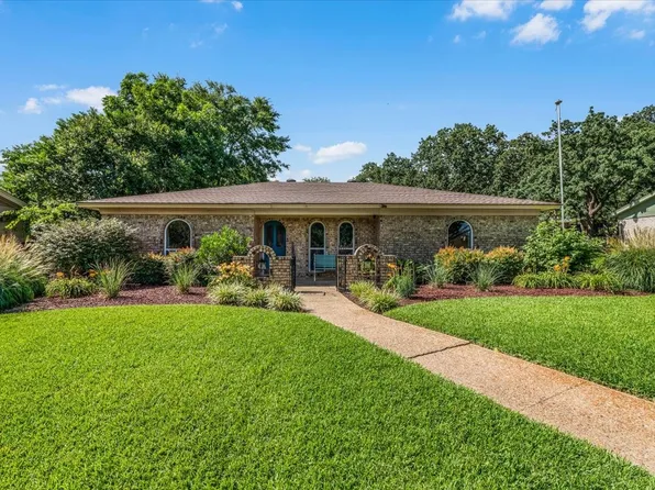 828 Spring Brook Dr, Bedford, TX 76021