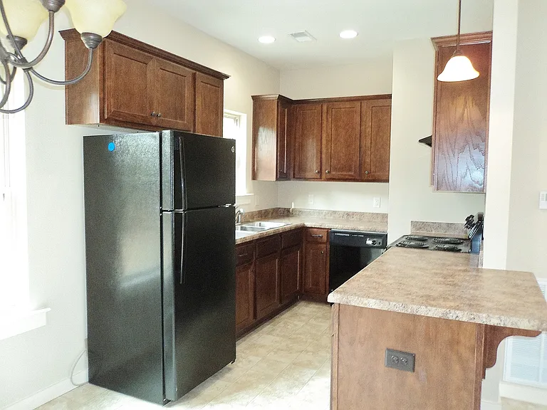 435 Hathaway Ln — Photo 3
