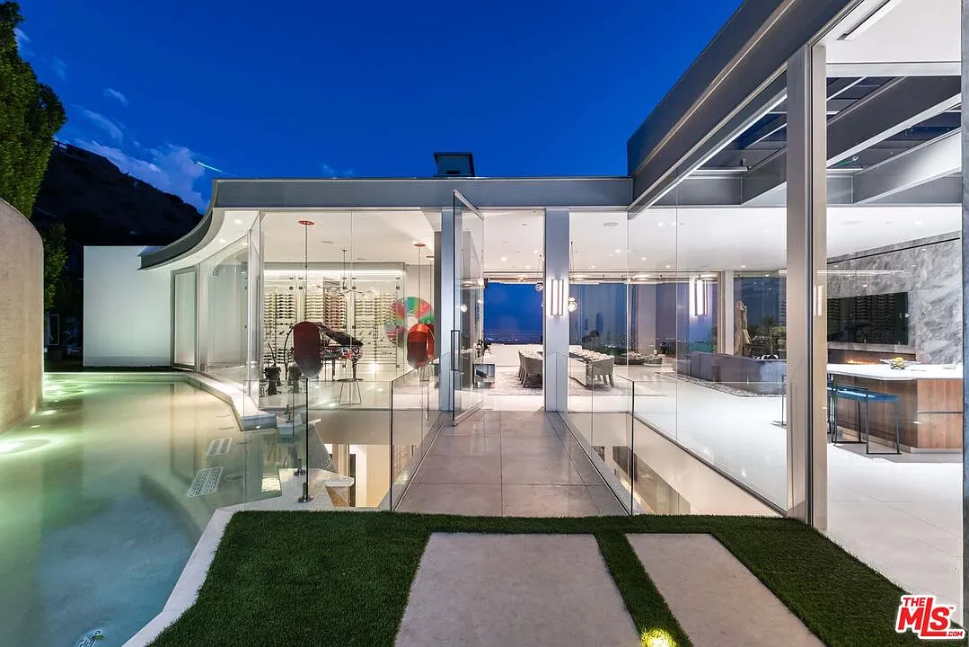 5 bed, 7.0 bath, 8290 sqft, $100,000 — Photo 1