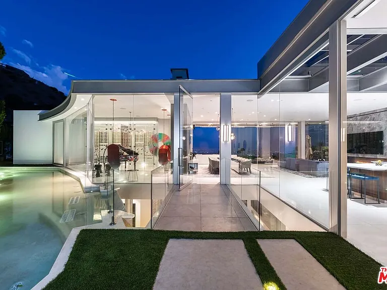 1814 N Doheny Dr — Photo 1