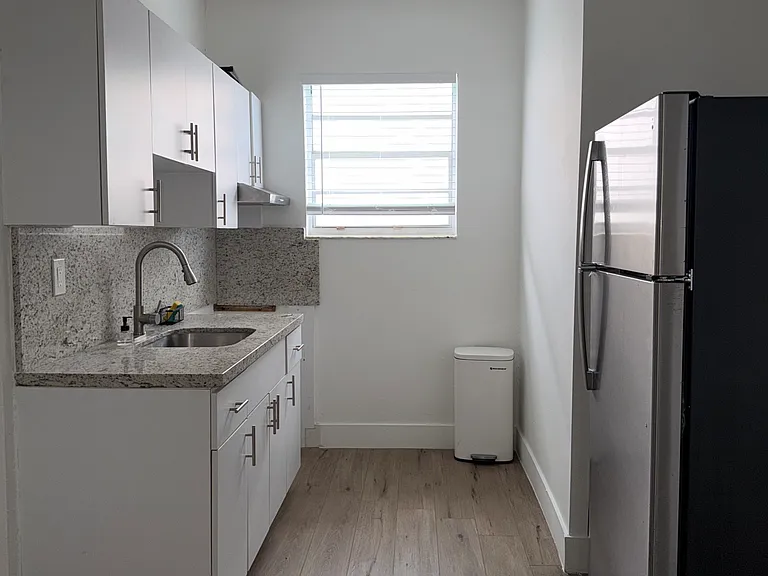 1029 SW 5th St #9 — Photo 9