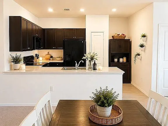 4 bed, 2.0 bath, 1690 sqft, $2,700 — Photo 3