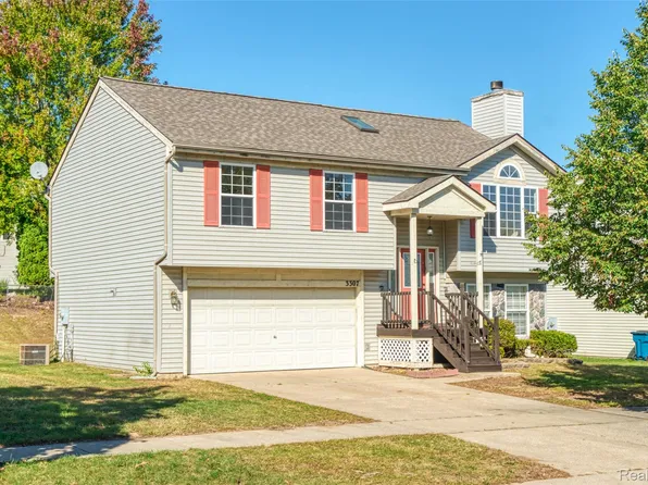 3307 Pond Ridge Dr, Holly, MI 48442