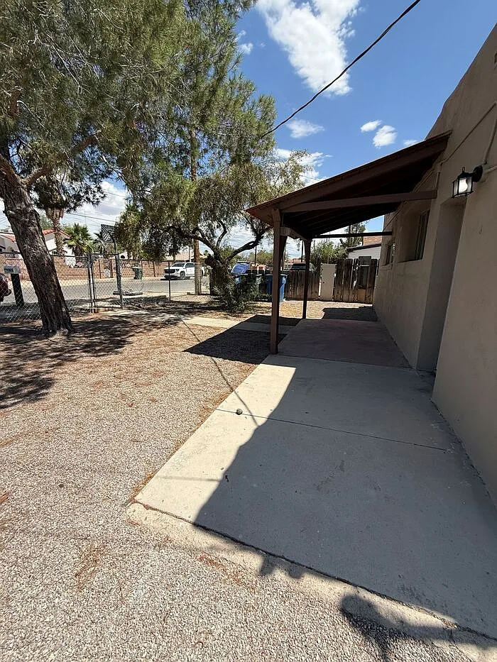 3 bed, 1.0 bath, 945 sqft, $1,350 — Photo 3