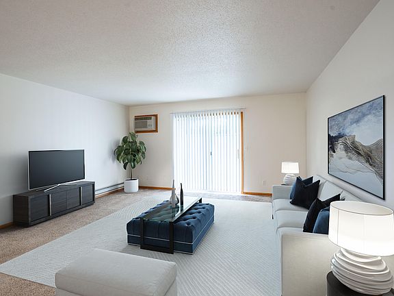 Fargo, ND Crown Court Apartments | 21A | Living