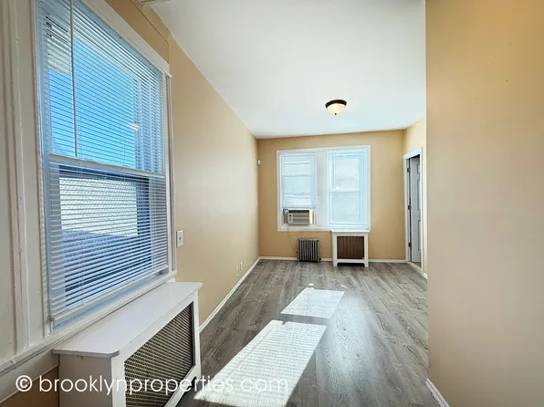 2906 Voorhies Avenue image 15 of 19