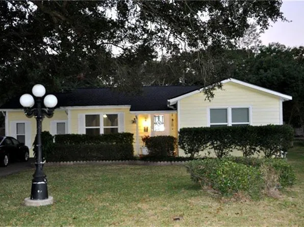 630 N Rock Island St, Angleton, TX 77515