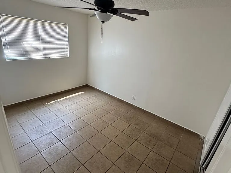 501 E Hurst St — Photo 9