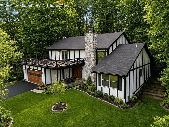 2nd image of 456 Roxbury Rd