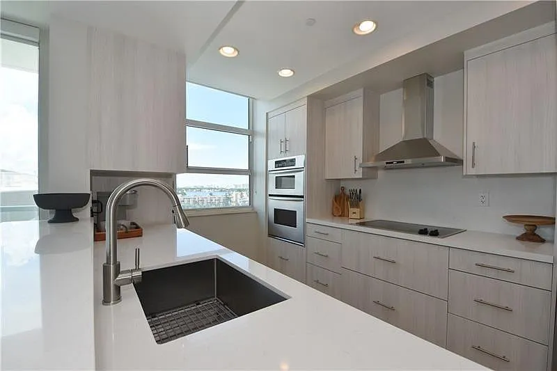 2 bed, 2.0 bath, 1375 sqft, $4,500 — Photo 2