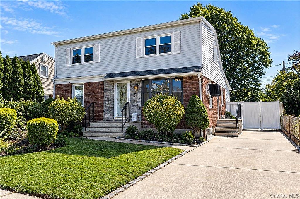4-bedroom house for sale in Hicksville