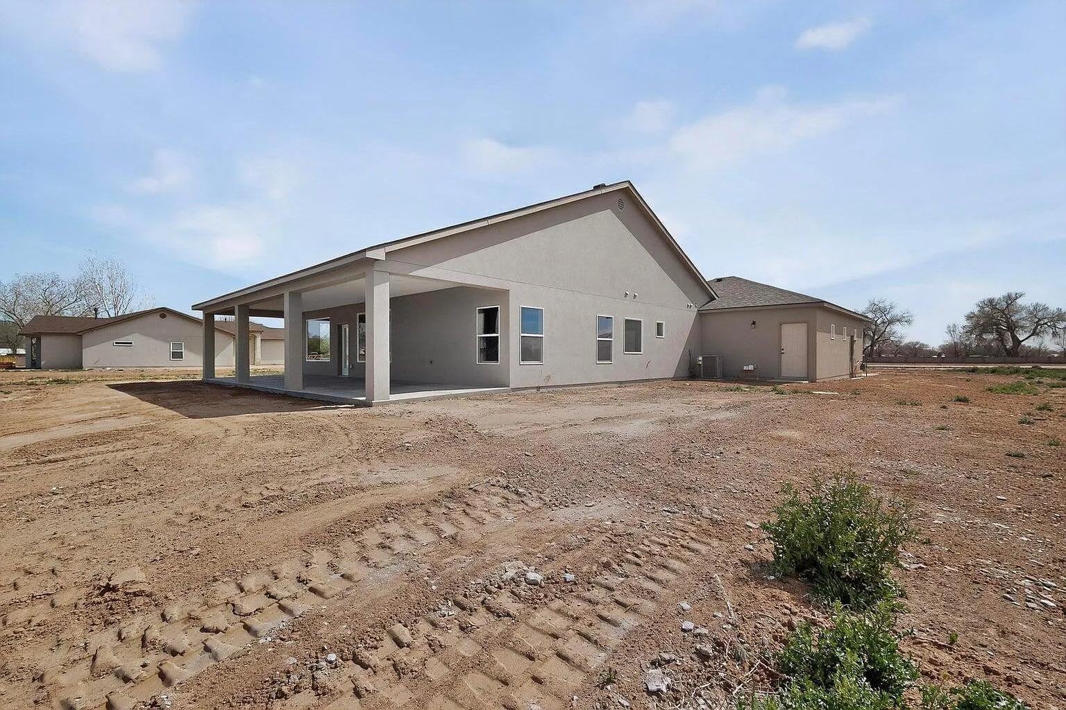 4 bed, 2.5 bath, 2360 sqft, $3,200 — Photo 2