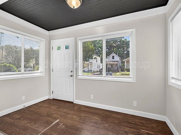 5th image of 3610 Manhattan Ave