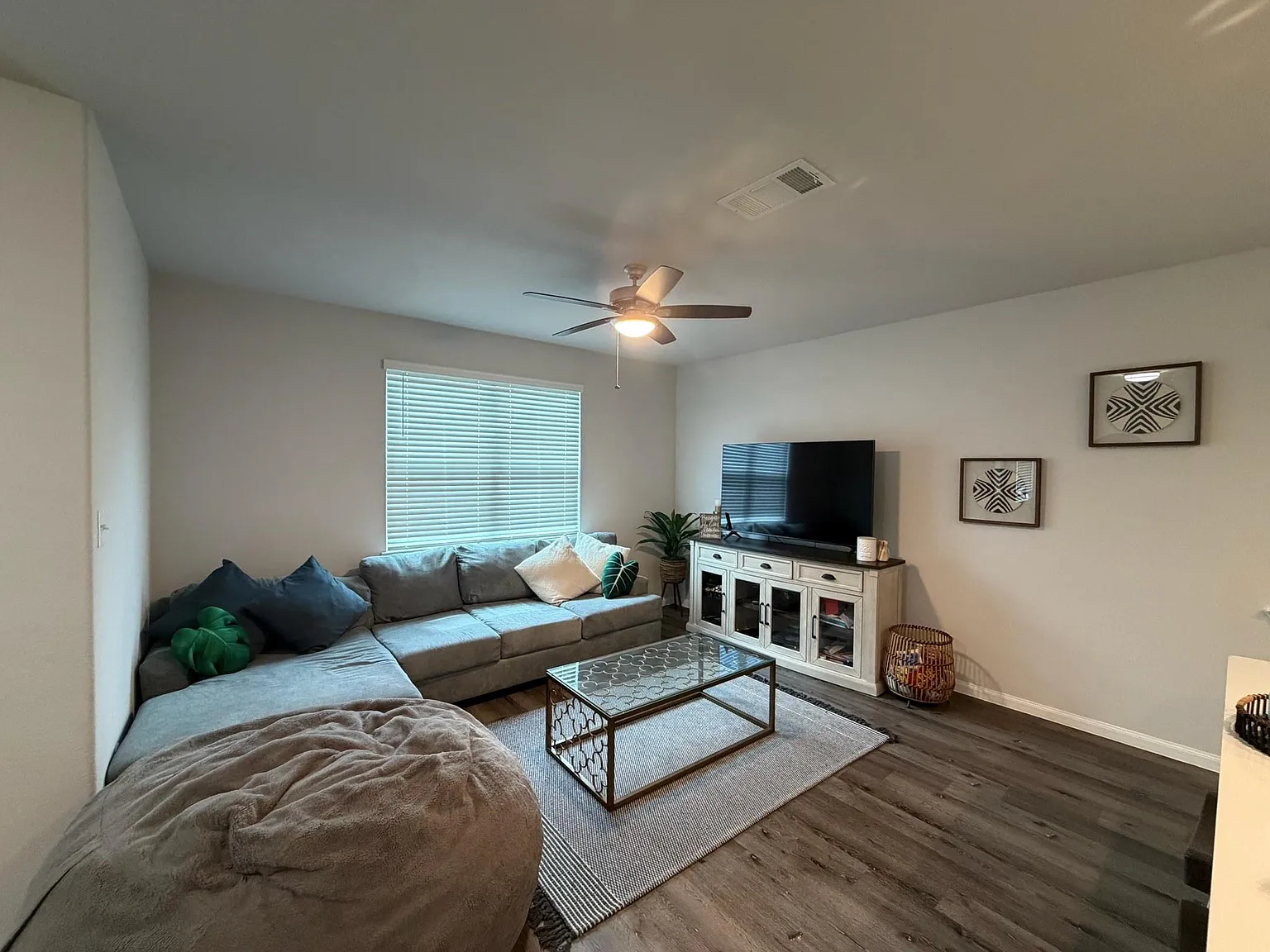 3 bed, 2.5 bath, 1660 sqft, $2,075 — Photo 3
