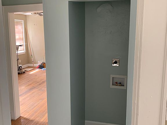 Washer/Dryer hookups