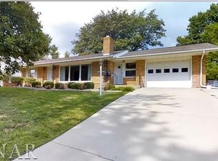 214 Parkview Dr, Bloomington, IL
