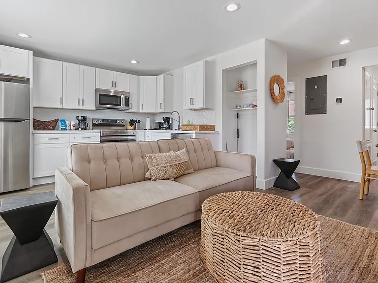 2615 Rosewood St — Photo 2