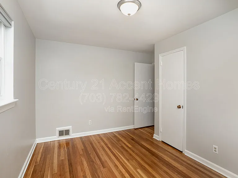 3233 Holly Hill Dr — Photo 27