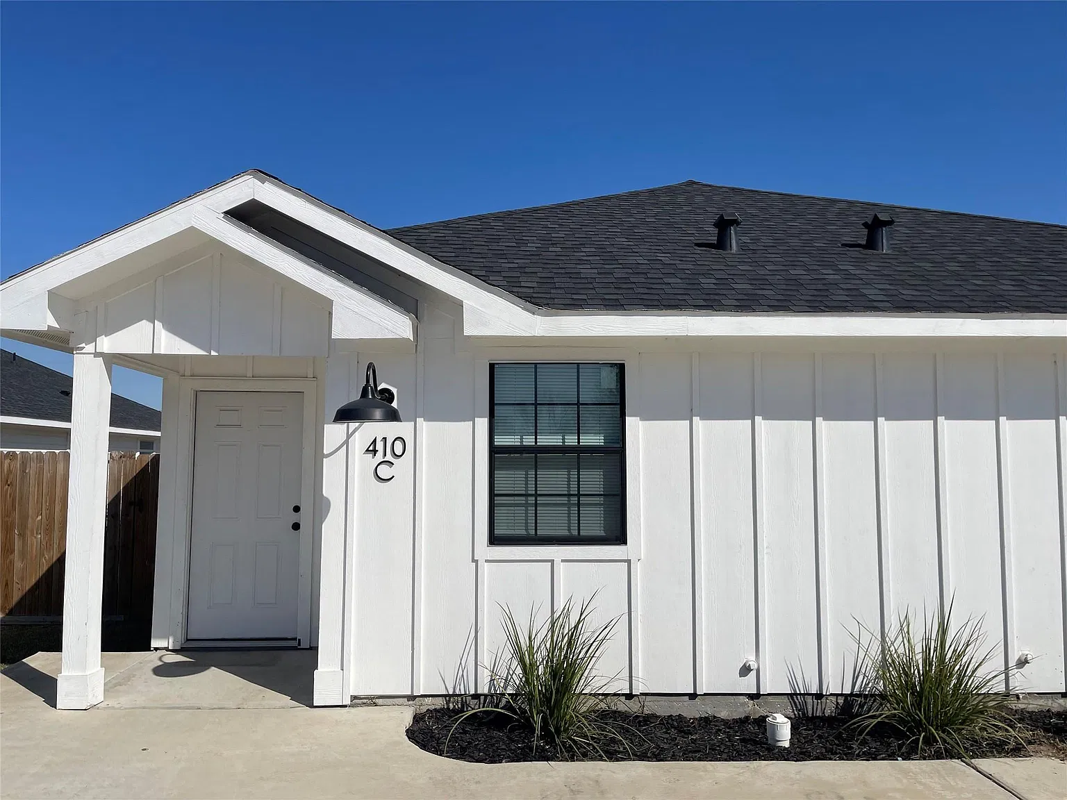 3 bed, 2.0 bath, 1098 sqft, $1,350 — Photo 1