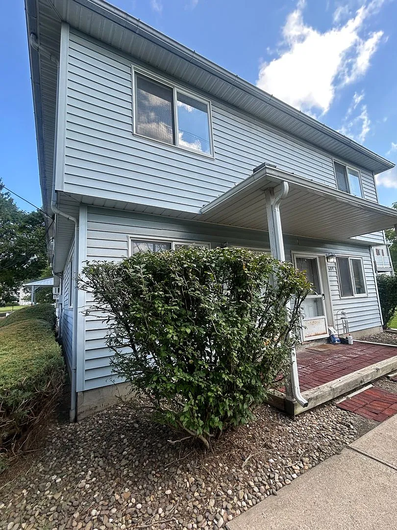 2 bed, 1 bath Townhouse — Photo 1