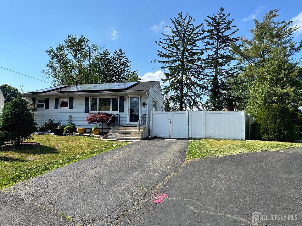 1st image of 4 Rocky Brook Ct