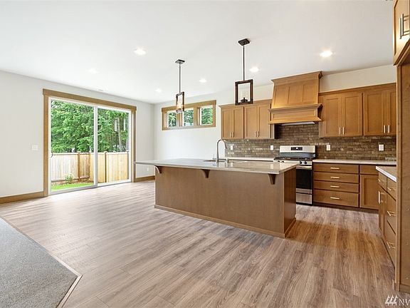 5th image of 653 Joy St