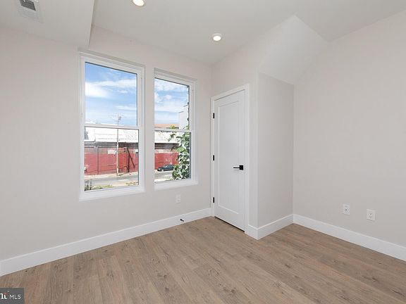 3rd image of 2218 N Franklin St #2