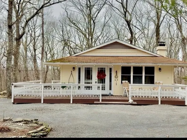 808 W Spur Ct, Hawley, PA 18428