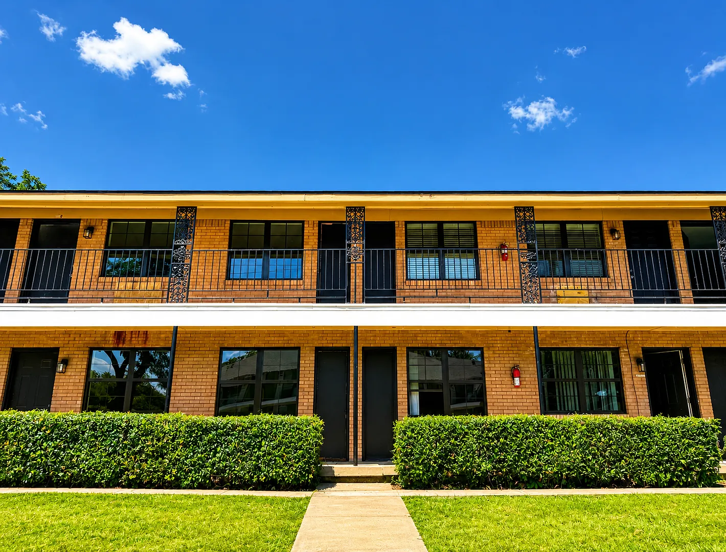 Stay Cool in a Newly Remodeled Apartment Starting at $1,100 + 6 Weeks FREE Rent! — Photo 2