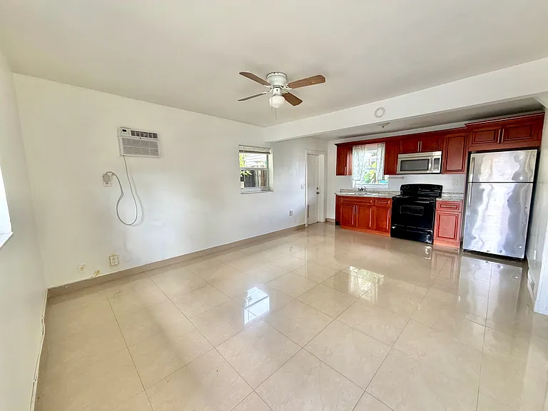 2318 Roosevelt St — Photo 4