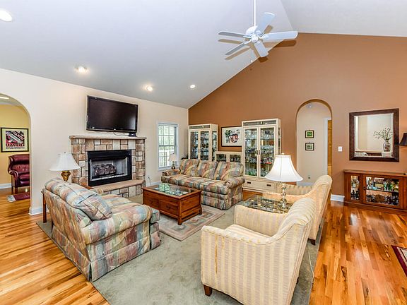 5th image of 2122 Chas Way Blvd