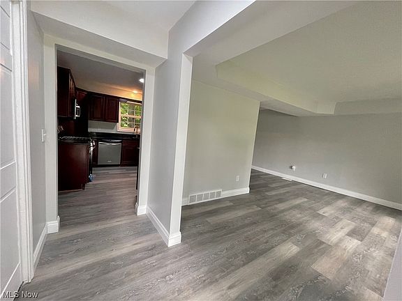 4th image of 212 Grand River Ave