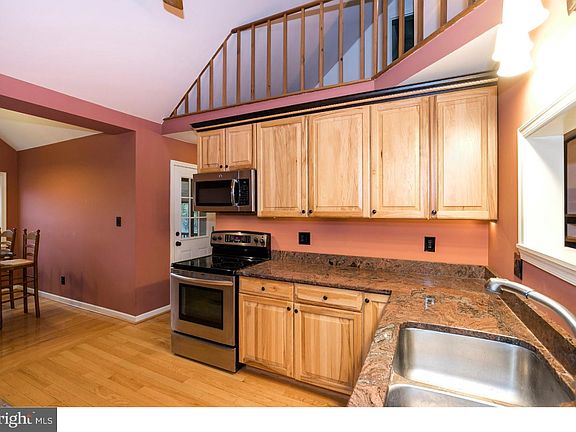 5th image of 535 W Pennsylvania Ave