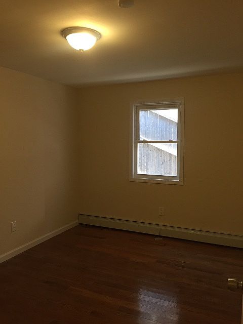 2nd image of 940 E 58th St