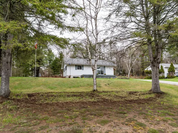 64 Spruce Dr, Huntsville, ON P0B 1L0