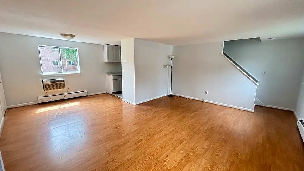 3 bed, 1250 sqft, $3,200 — Photo 2