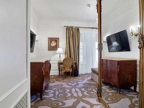 5th image of 1 Central Park S Unit 1437