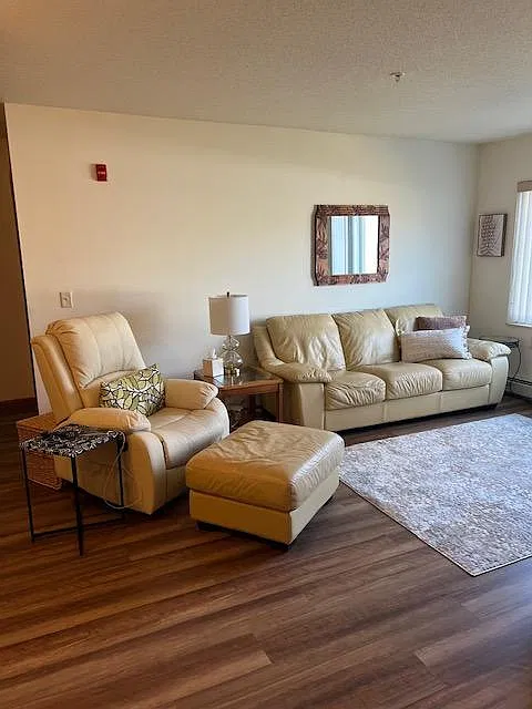 990 Linden Dr — Photo 1