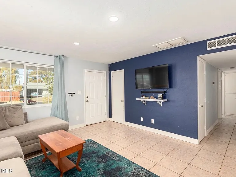 2711 W Carson Dr — Photo 4