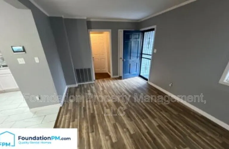 2412 Gentry Ave — Photo 5