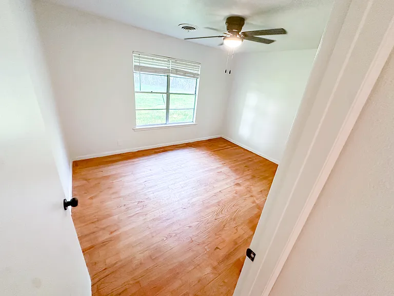 208 Bagin St — Photo 5
