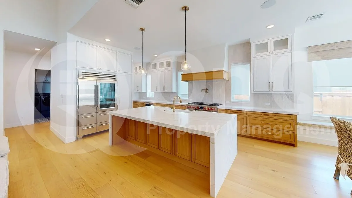 5 bed, 5.5 bath, 4230 sqft, $6,499 — Photo 3