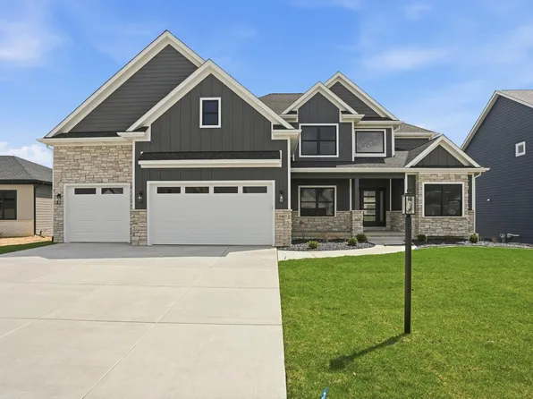9467 Tall Grass Trail St, Saint John, IN 46373