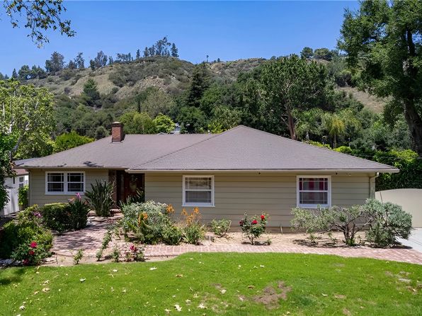 2741 E Glenoaks Blvd