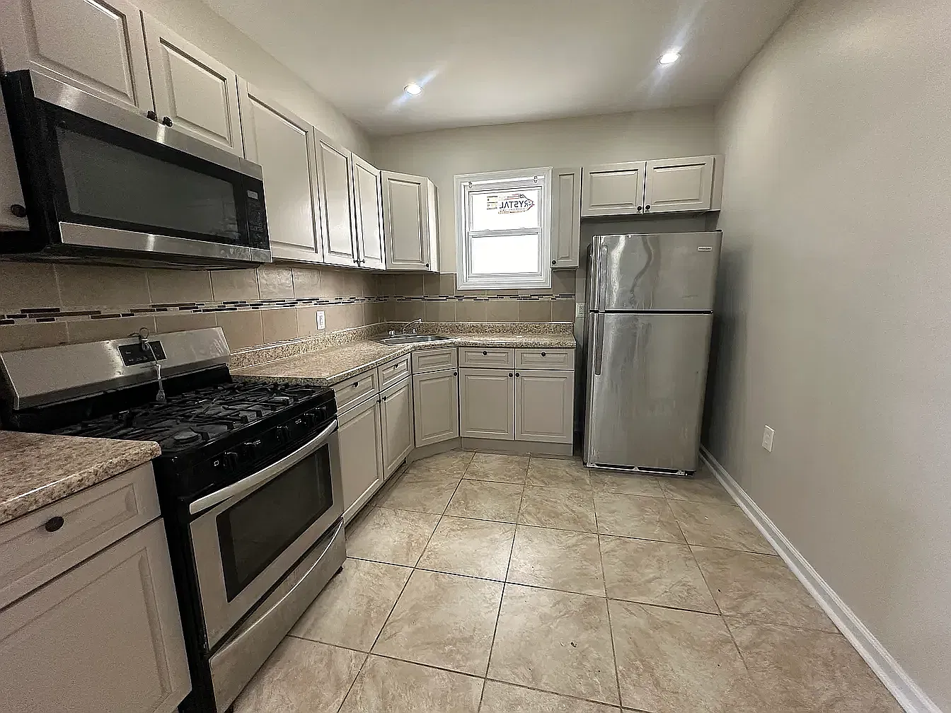 3 bed, $2,100 — Photo 3