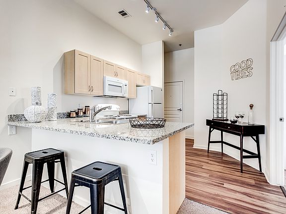 5th image of 827 Park Ave W #Se102