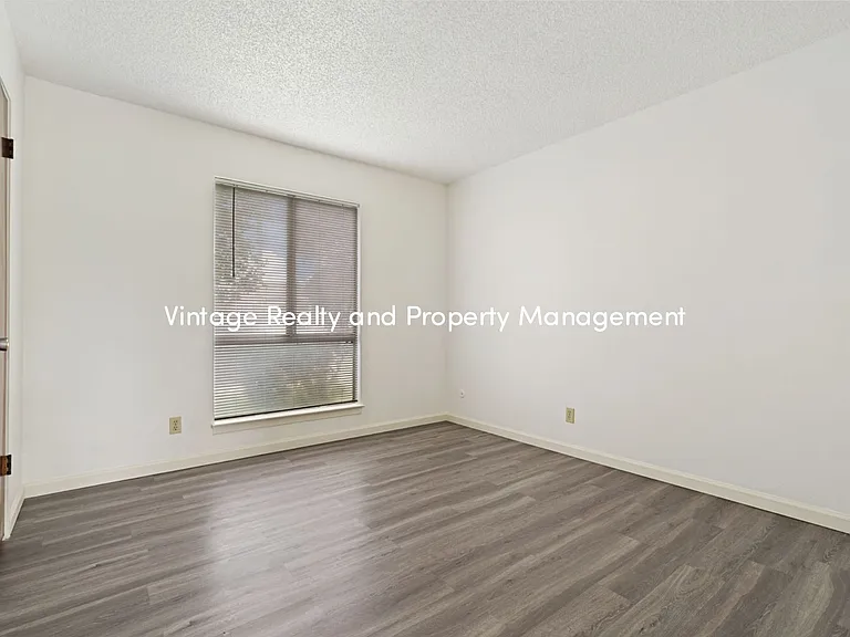 110 E Grove St — Photo 10